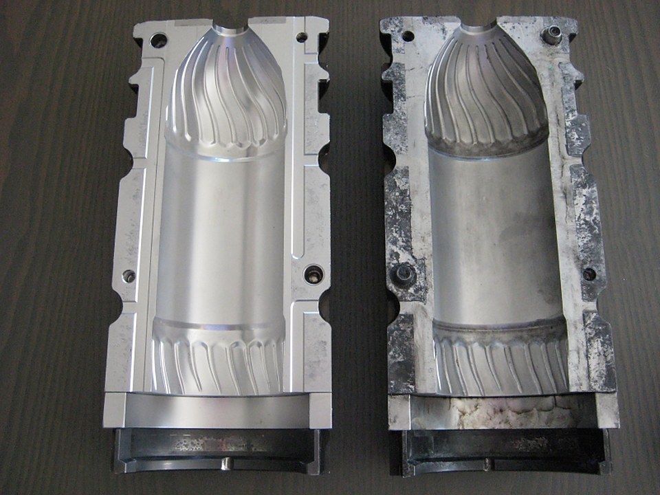 Limpieza de moldes: molde de soplado para botellas con una mitad limpia junto a la mitad sucia