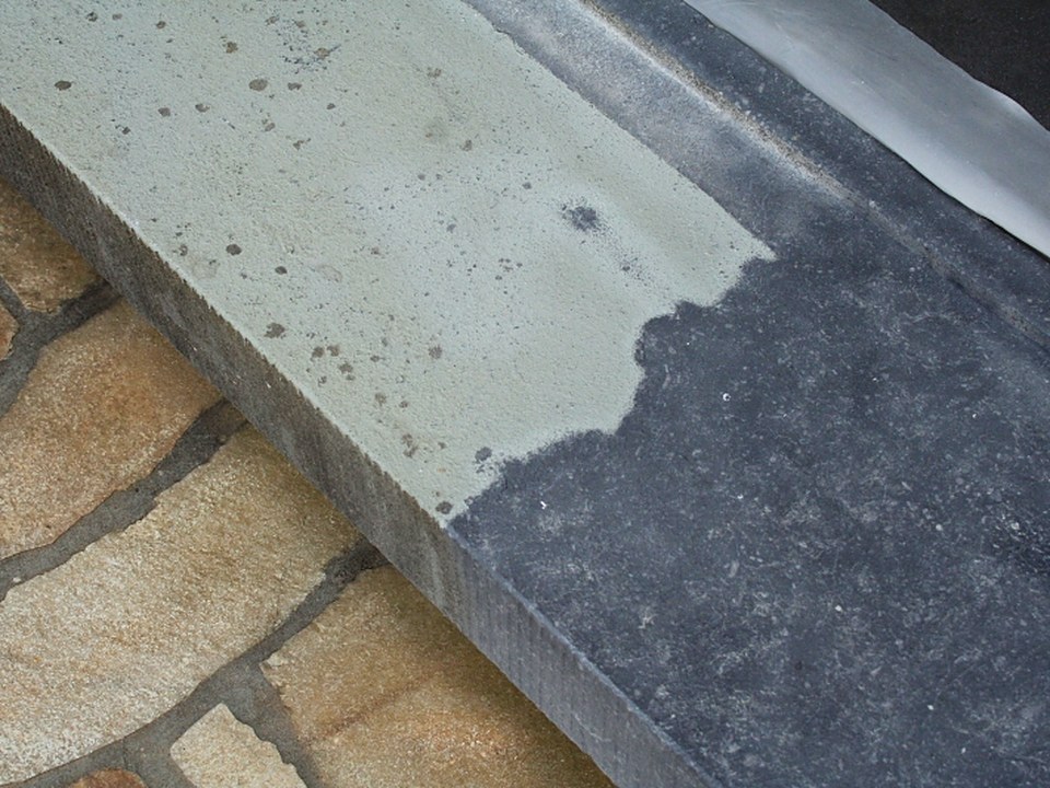Stufe aus Blaustein, zur Hälfte gereinigt