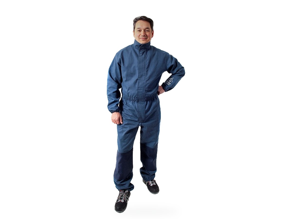 Dry blasting suit for a very aggressive environment, worn