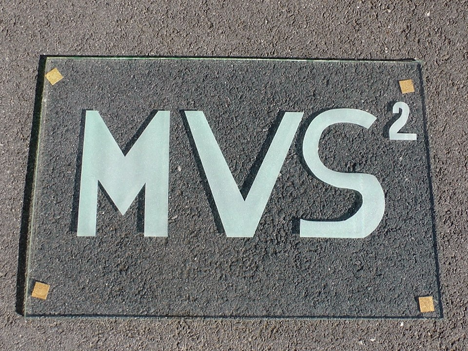Glas sandstrahlen: mattierte Buchstaben in einer Glasscheibe