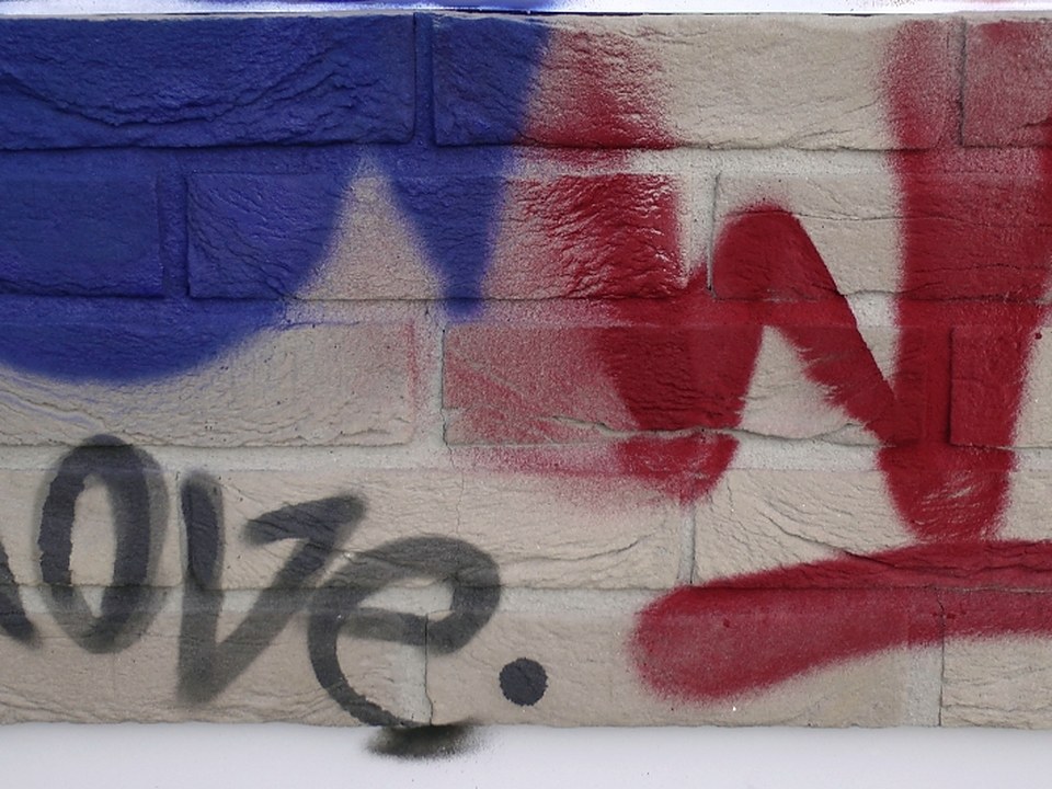 Ladrillo cara vista amarillo cubierto de grafitis, estado antes de la limpieza