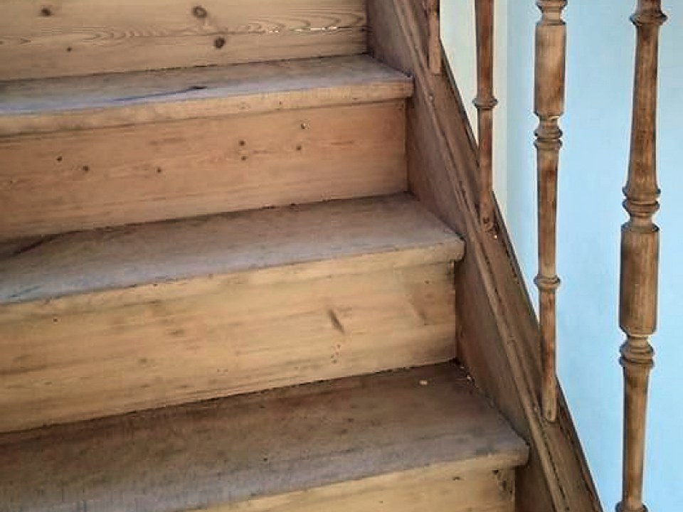 Holztreppe nach dem Niederdruckstrahlen, Stufen und Stäbe in rohem Holz