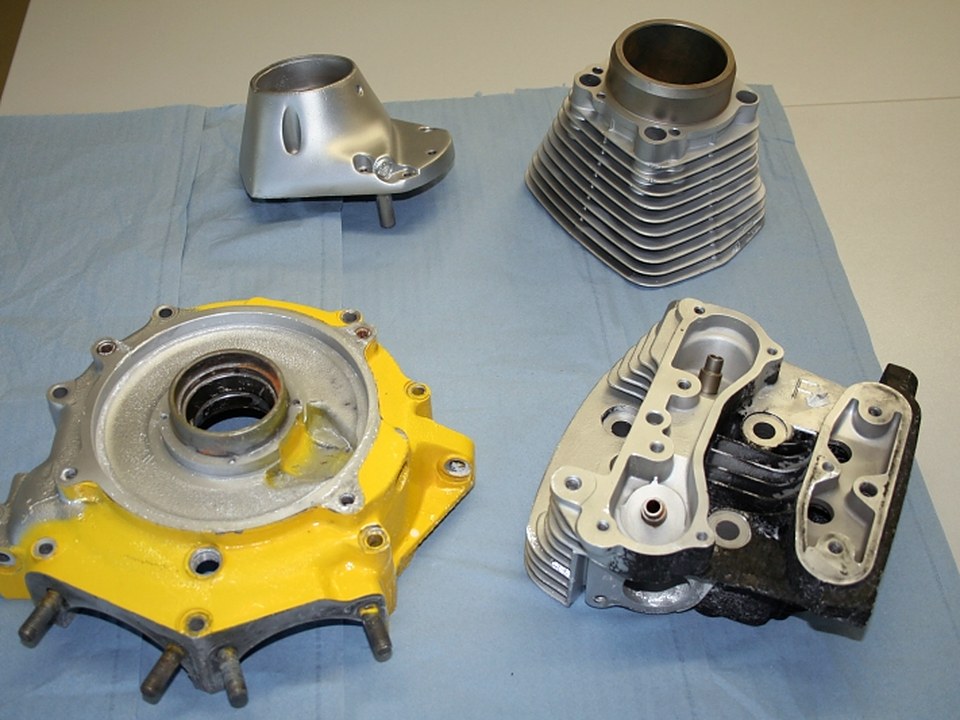 Desengrase de piezas de motor, en parte limpias y en parte todavía con pintura y carbonilla