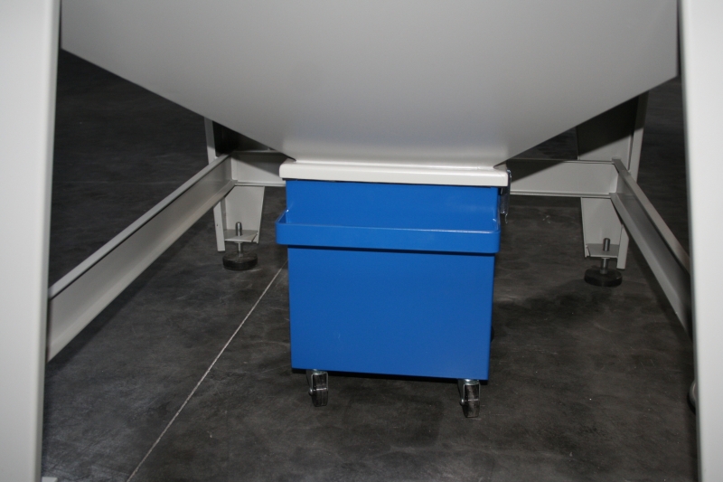 Bac mobile pour la poussière sous une installation de filtration