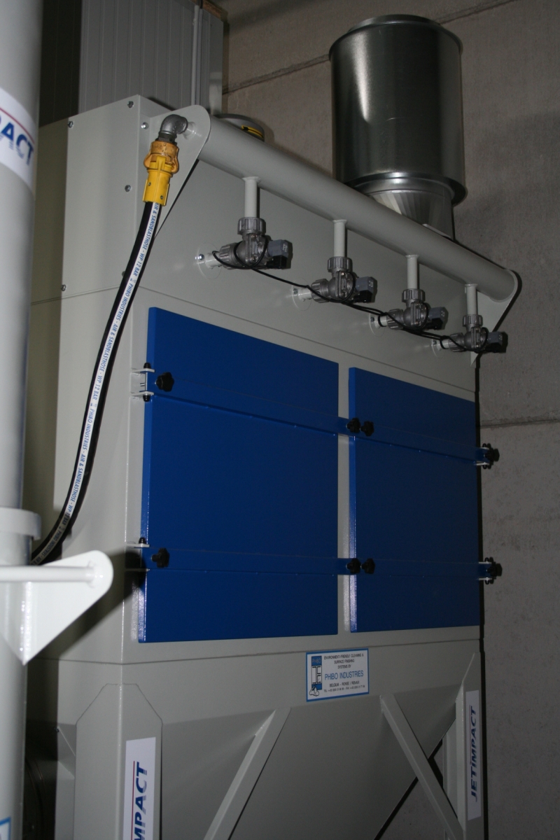 Installation de filtration avec portes d'accès aux cartouches