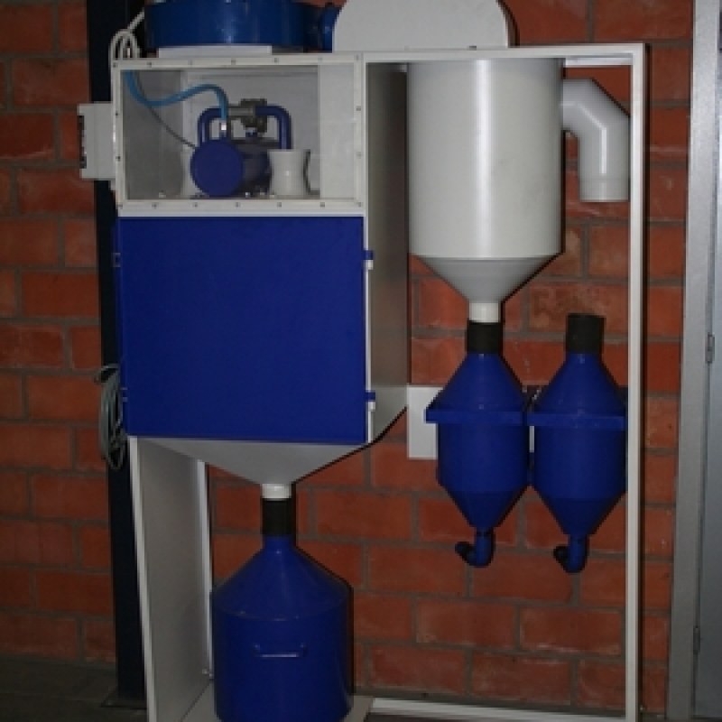 Recovery unit on the suction principle with two abrasive vessels