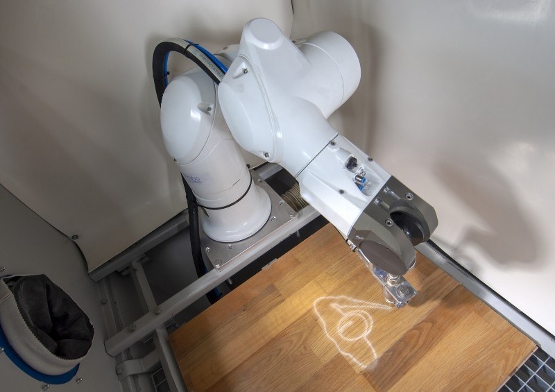 Robotised dry blasting installation treating a panel
