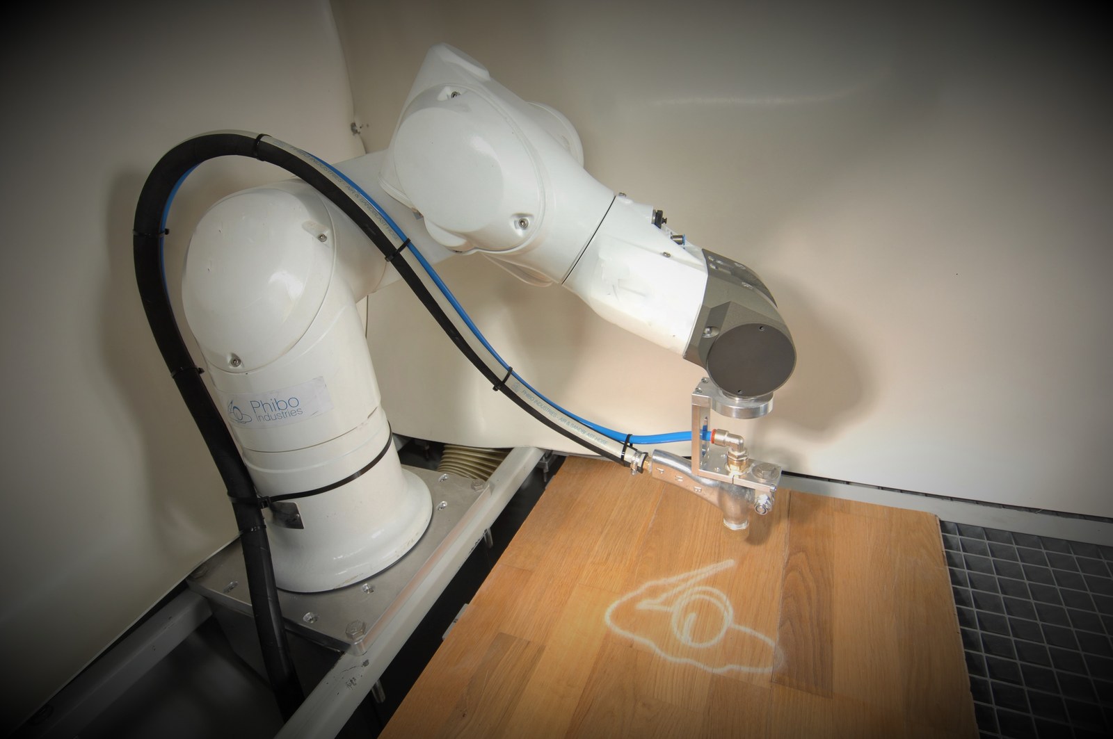Robotised blasting cell with a workpiece on the table