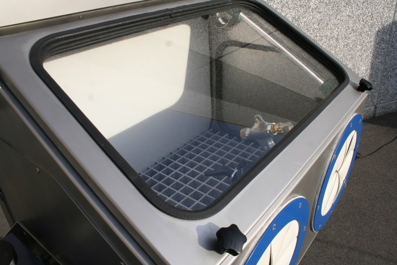 Large viewing window and LED lighting inside a blast cabinet