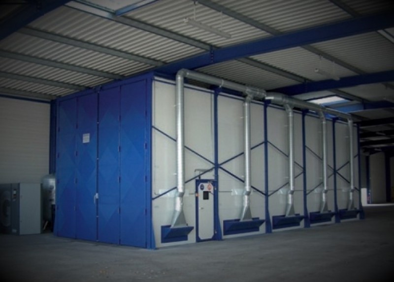 Blast room with enclosed blasting bays and extraction