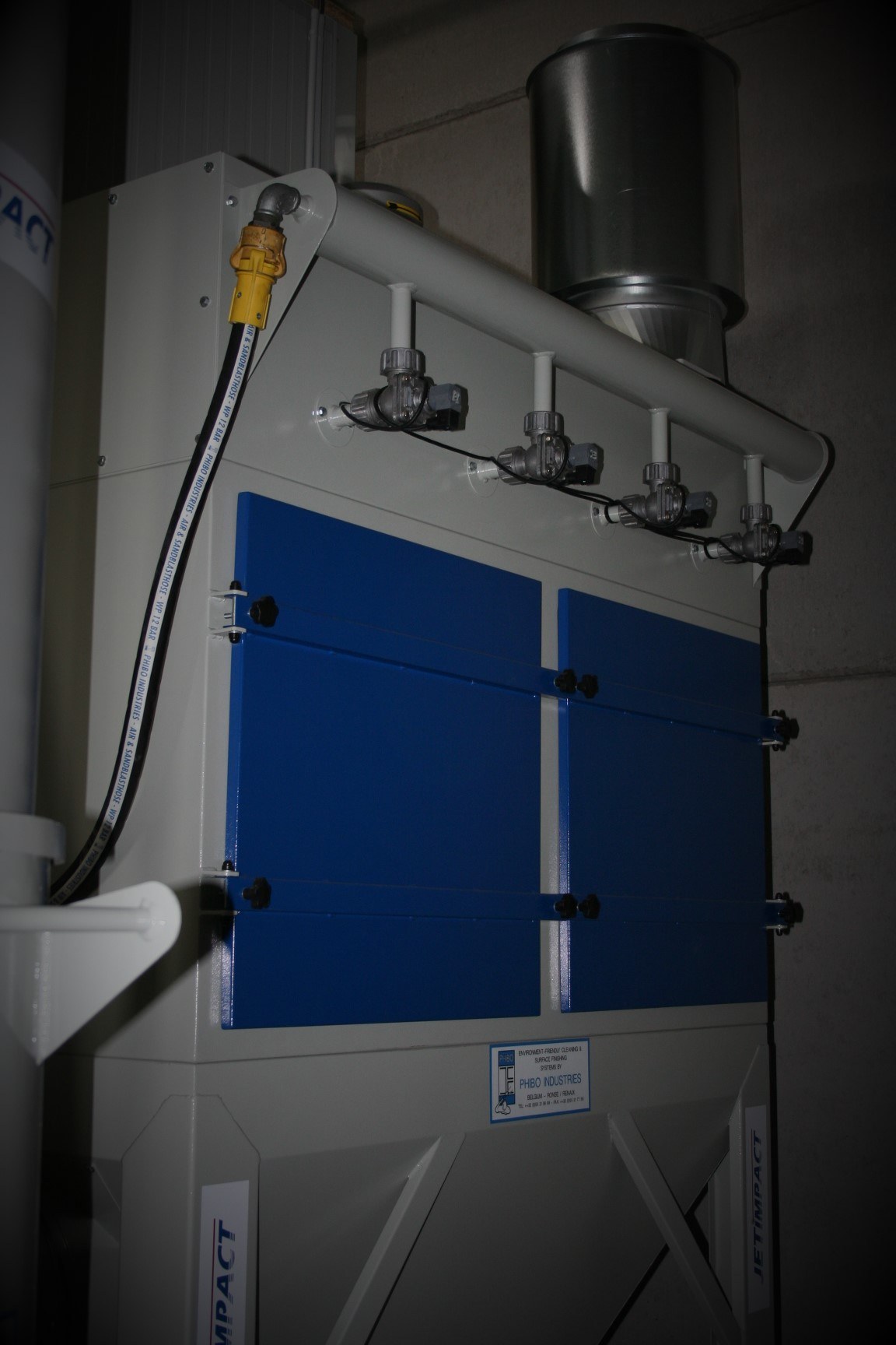 Ventilation and dust extraction installation of a blast room
