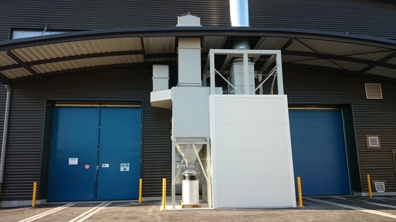 Système de récupération avec silo à côté d'une salle de sablage