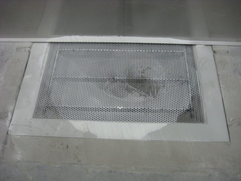 Entonnoir de récupération de l'abrasif dans le sol d'une salle de sablage
