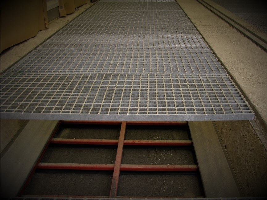 Grating floor through which the abrasive leaves the blast room