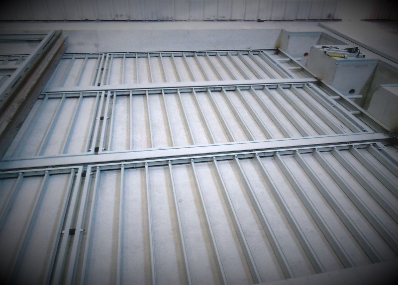 Bandes racleuses dans le sol d'une salle de sablage