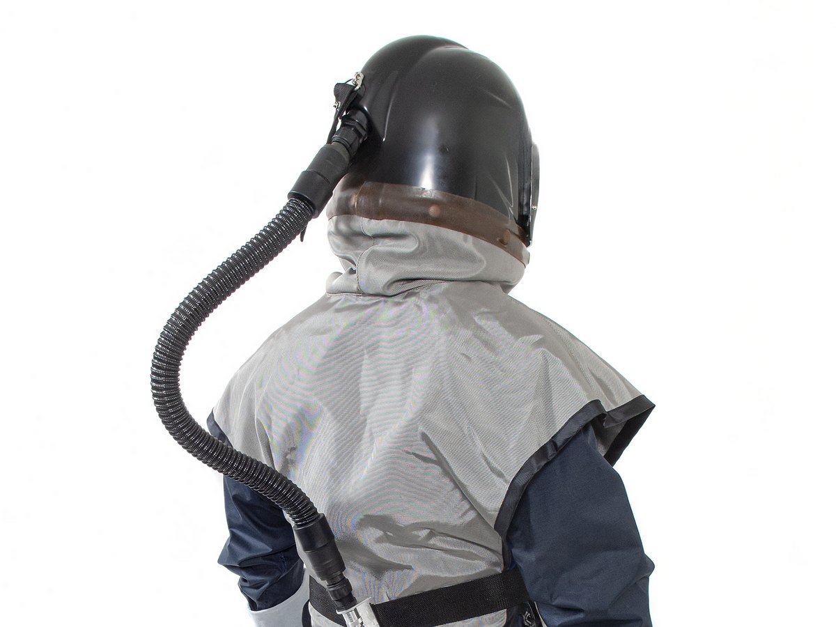 Operator seen from the back: the breathing hose runs from the helmet to the belt
