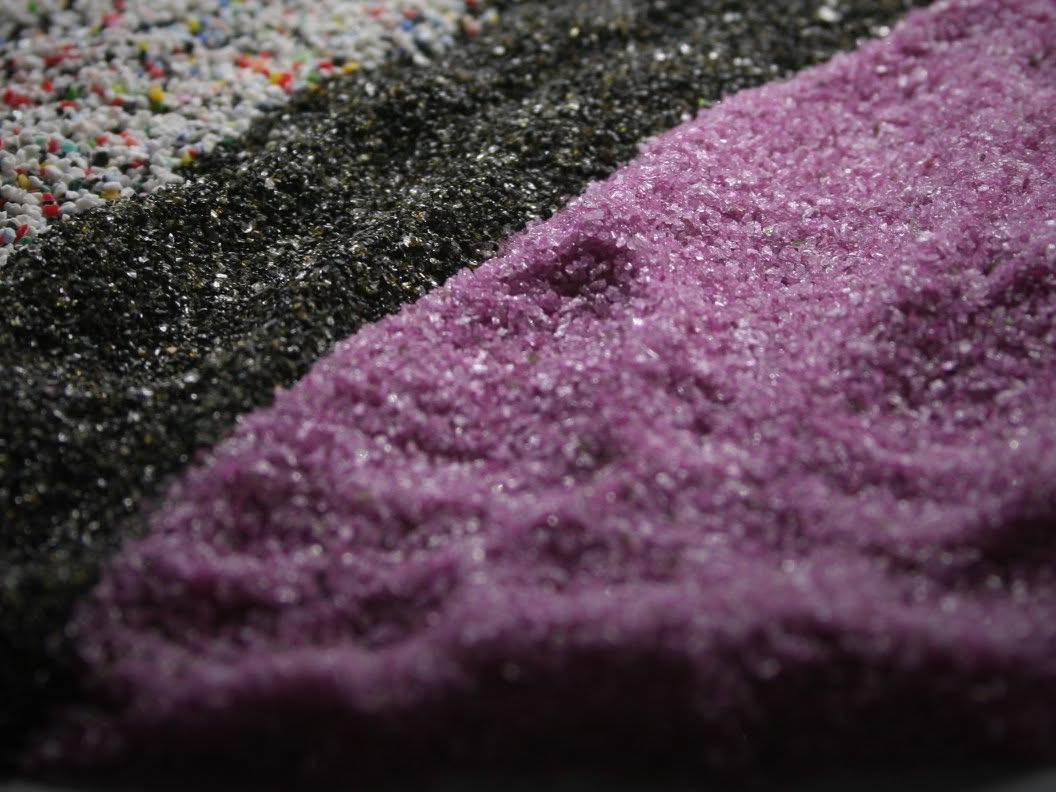 Blasting media in different grains and colours, from plastic granulate to aluminium oxide