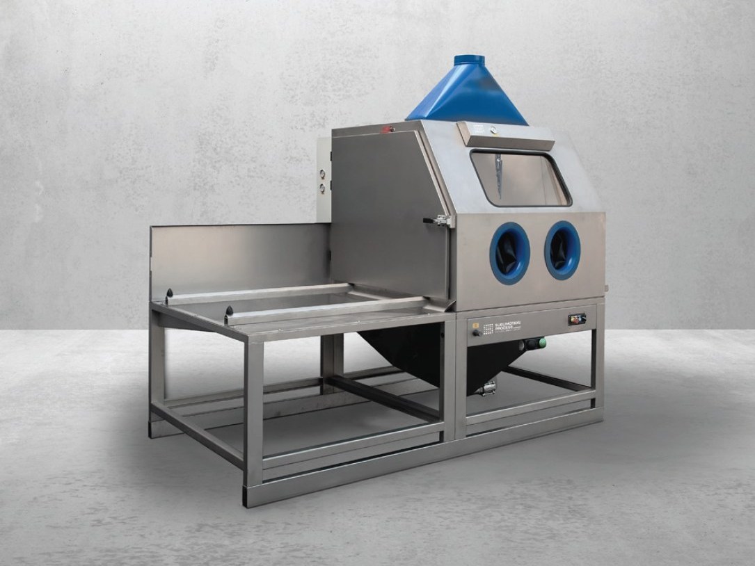 Mistral manual process cabinet in stainless steel with loading table