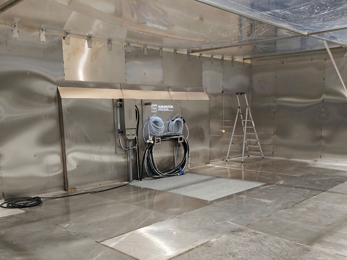 Process room with the Tornado platform and the wall unit with hoses