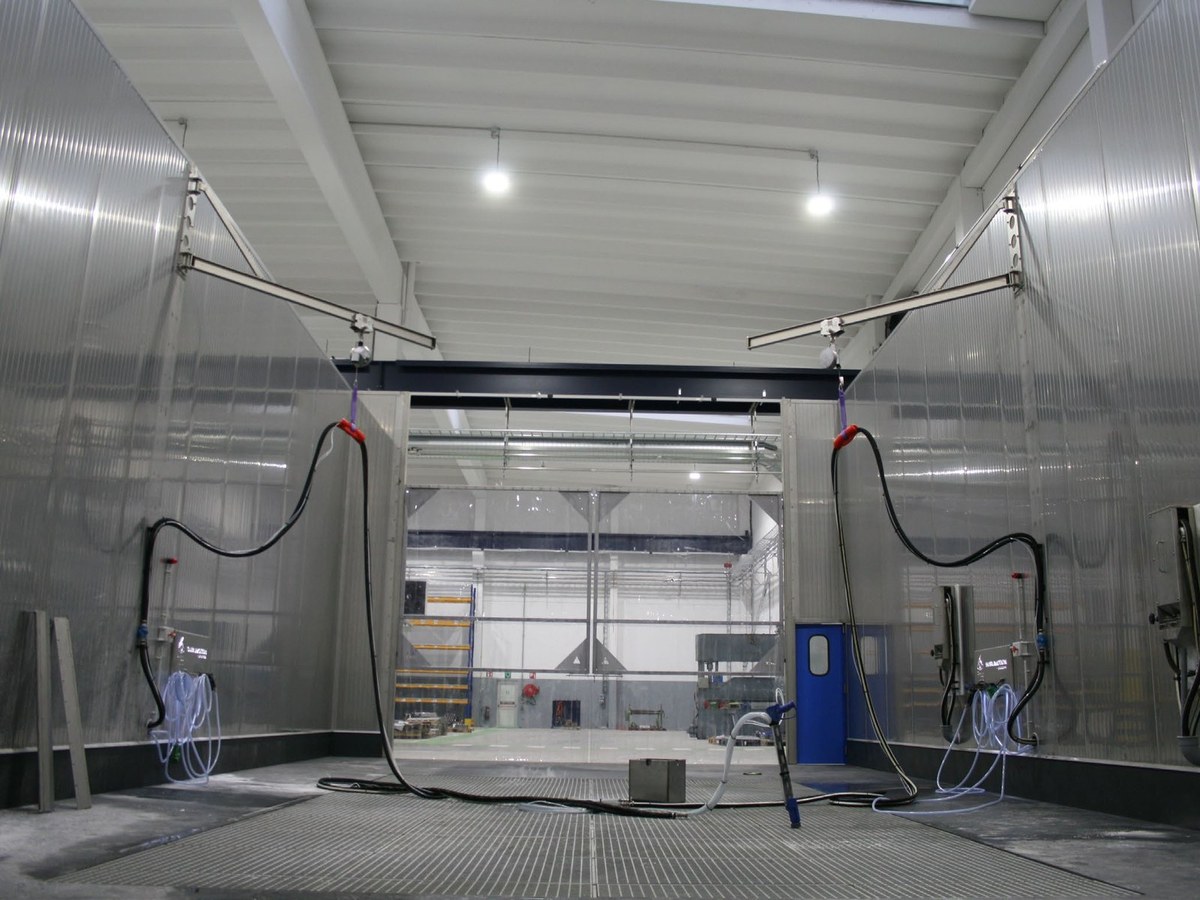 Tornado platform for two operators, each with a process line on a boom