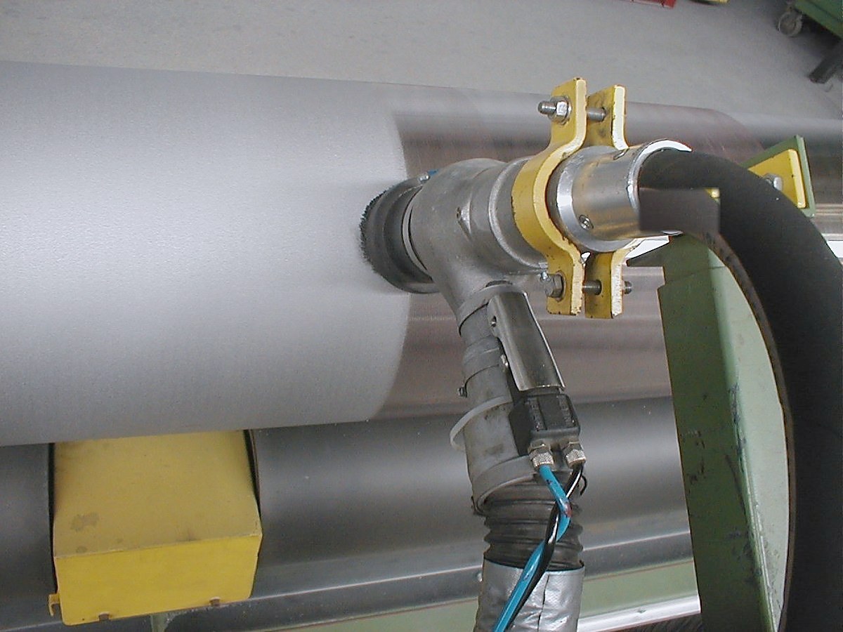 Blast head on a process roller in a production line