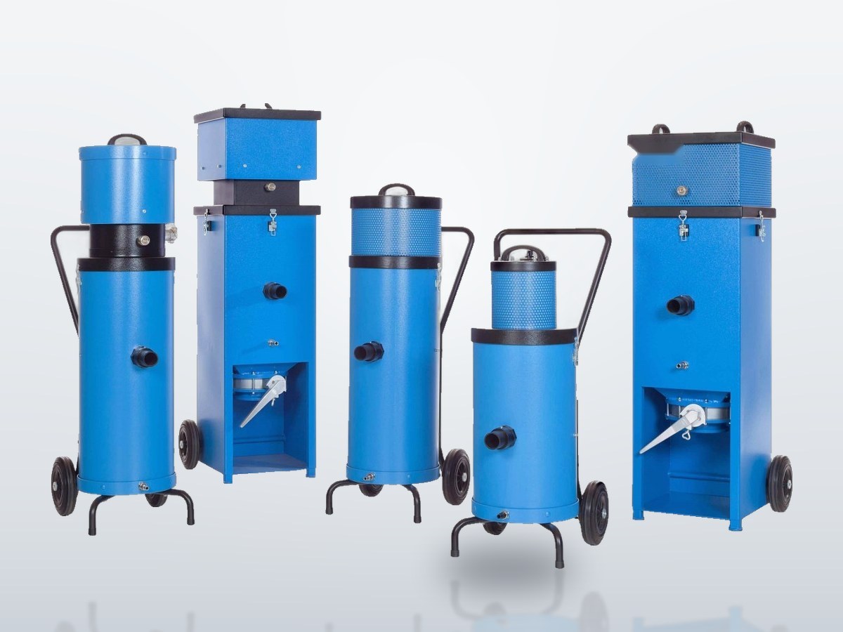 Five mobile vacuum blasting machines in a closed circuit, side by side