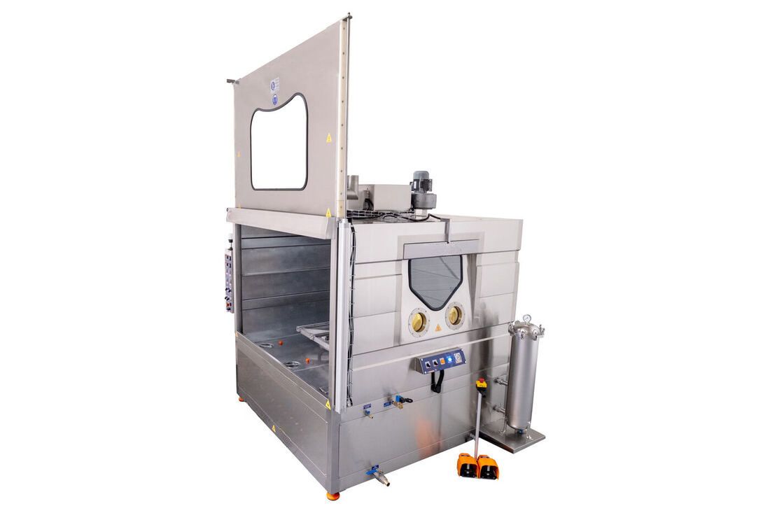 Machine de lavage multiprocédés avec ouvertures pour gants, unité de filtration et pédales