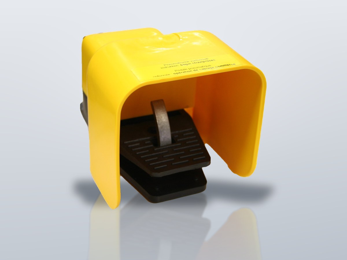 Voetpedaal met beschermkap voor de bediening van het straalproces