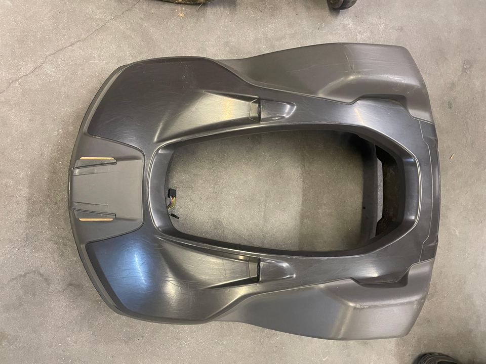 Propere kap van een robotmaaier na de wasbeurt