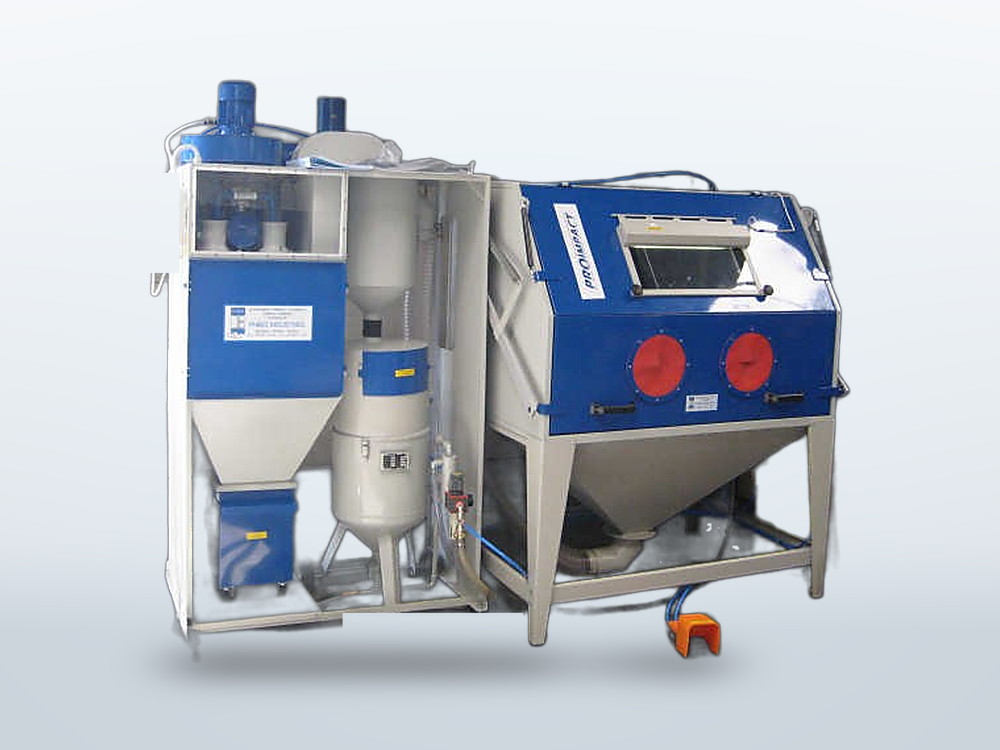 Straalcabine met de recyclage-eenheid en de filterinstallatie er pal tegenaan