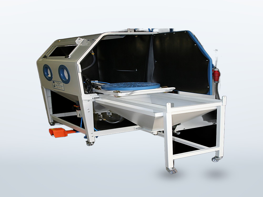 Straalcabine met een externe laadtafel met draaitafel