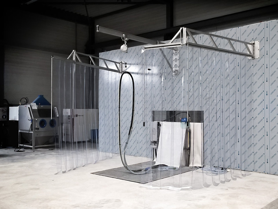 Behandelplatform van het SublimotionProcess® met striplamellen, en links een procescabine