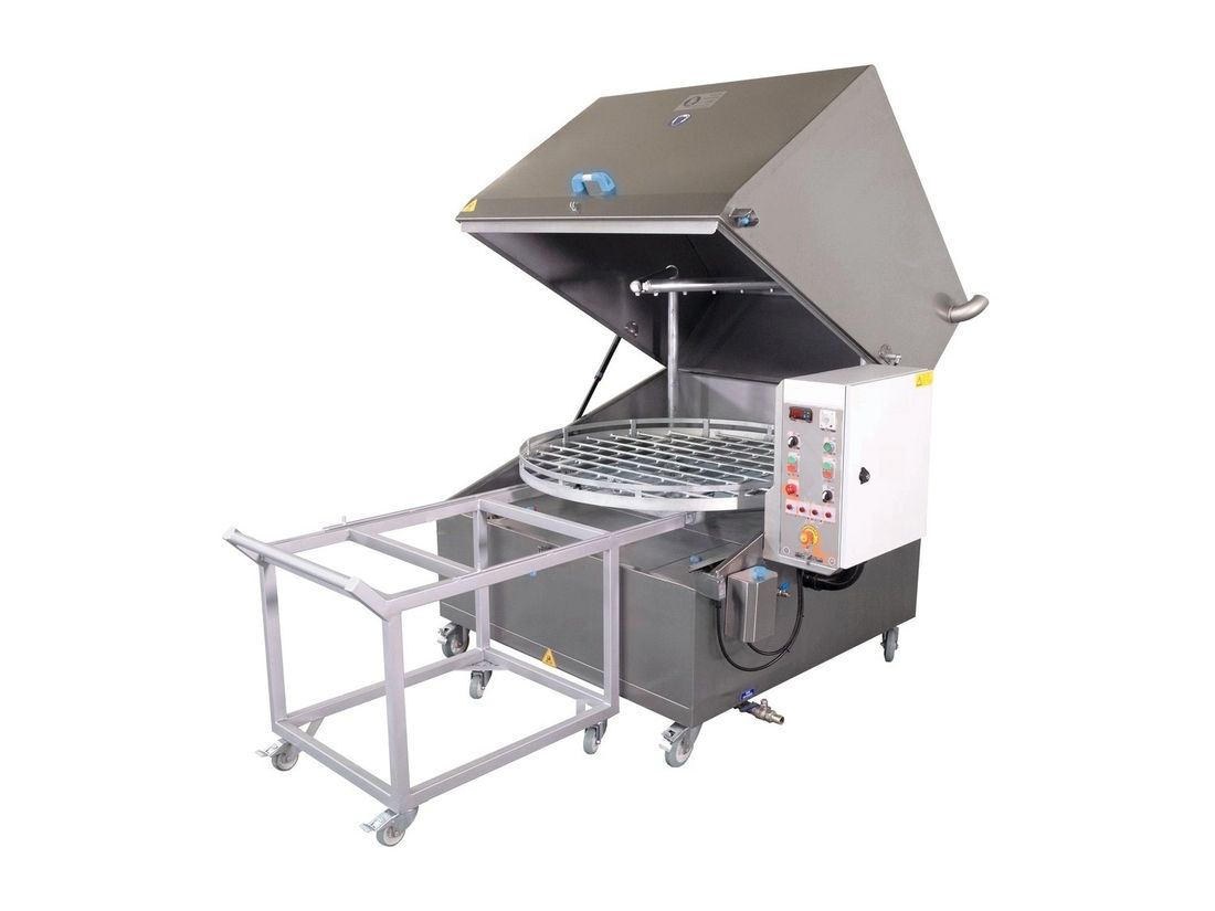 Machine de lavage à chargement par le haut, couvercle ouvert et chariot de chargement à côté