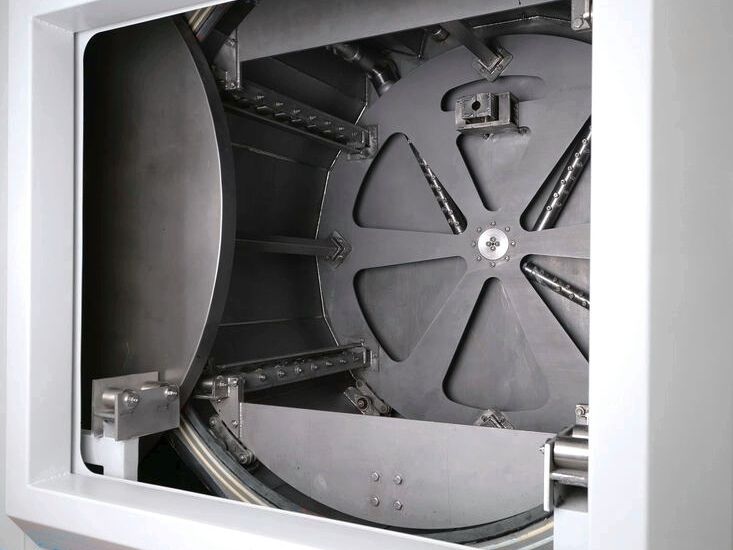 Universeel compact wassysteem met geopende deur en zicht op de roterende korf