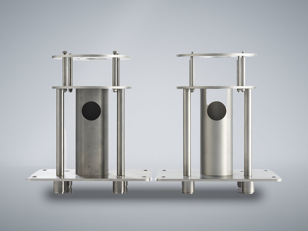 Twee gelaste rvs-frames met cilinder