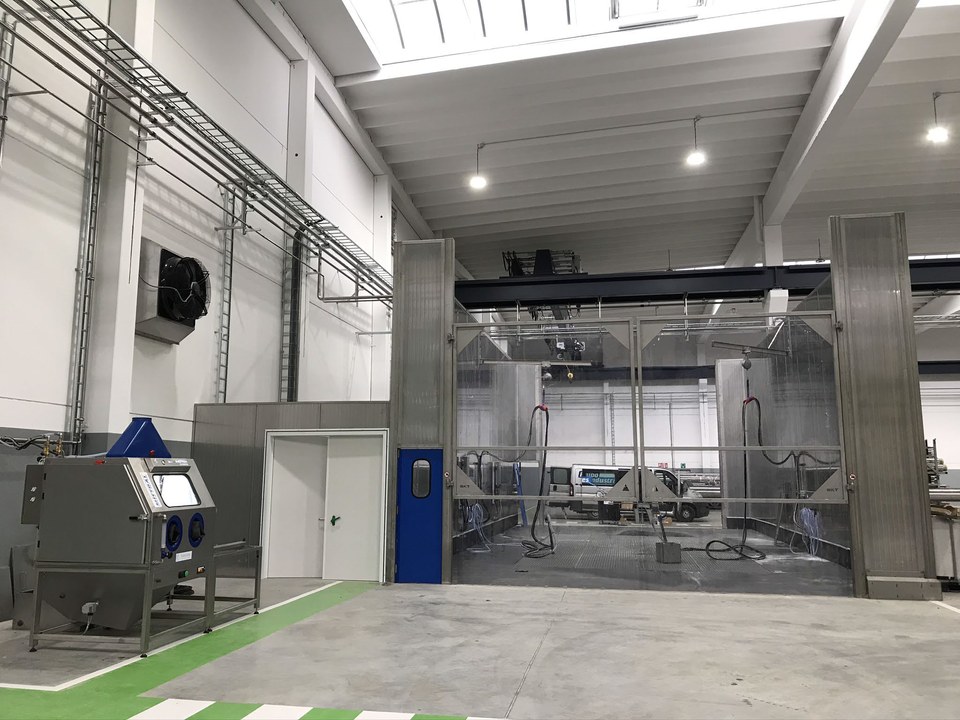 Tornado-platform achter glazen wanden in een productiehal