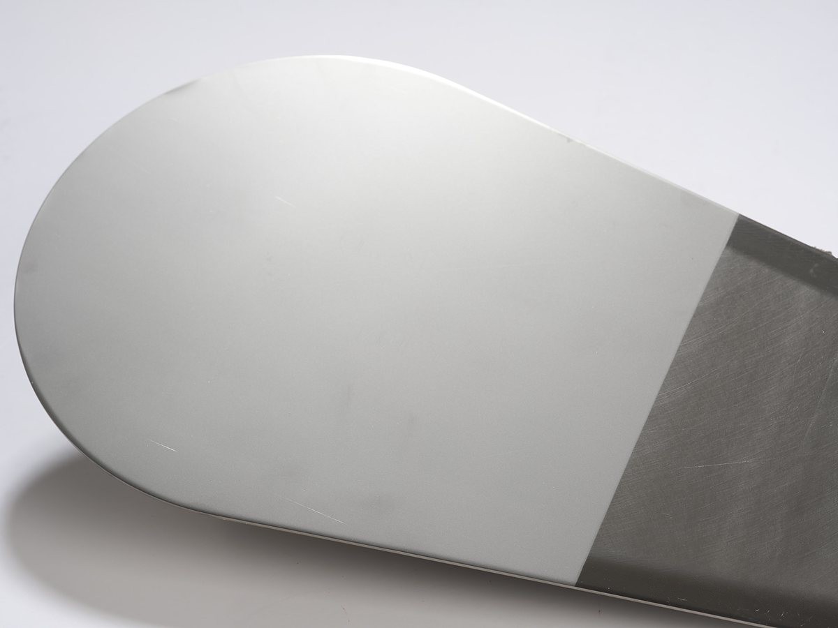 Schep in rvs, het lichte blad behandeld en de geborstelde steel onbehandeld