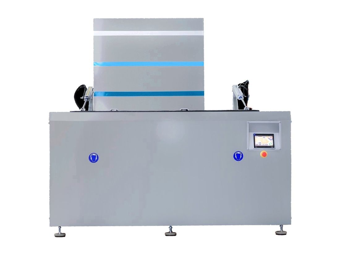 Industrieel ultrasoonbad met opgeheven deksel, pneumatische cilinders en touchscreen